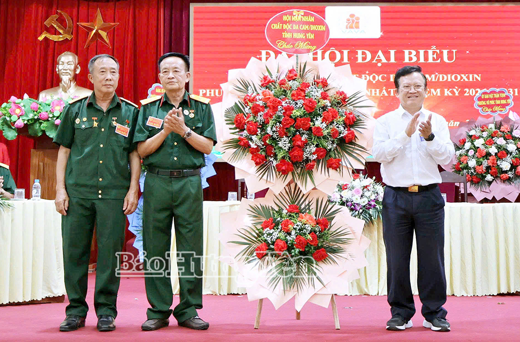 L&atilde;nh đạo Hội Nạn nh&acirc;n chất độc da cam/Dioxin tỉnh tặng hoa ch&uacute;c mừng Đại hội.