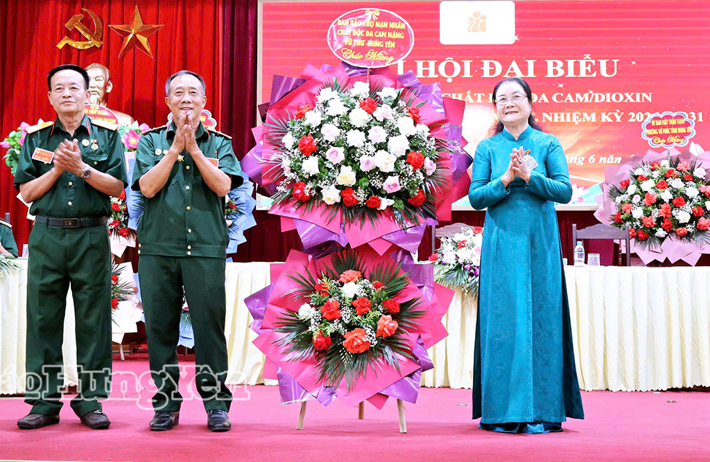 Đại diện Ban bảo trợ nạn nh&acirc;n chất độc da cam nặng tỉnh Hưng Y&ecirc;n tặng hoa ch&uacute;c mừng.