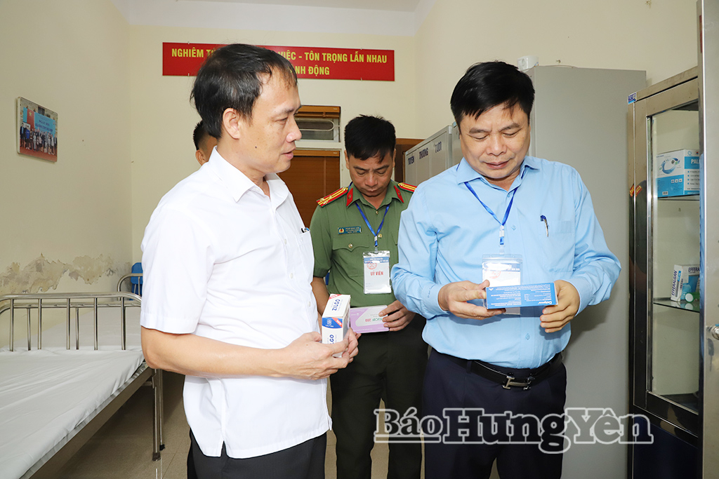 Đồng chí Phạm Văn Nghiêm, Phó Chủ tịch UBND tỉnh kiểm tra phòng y tế tại Điểm thi THPT Đức Hợp.