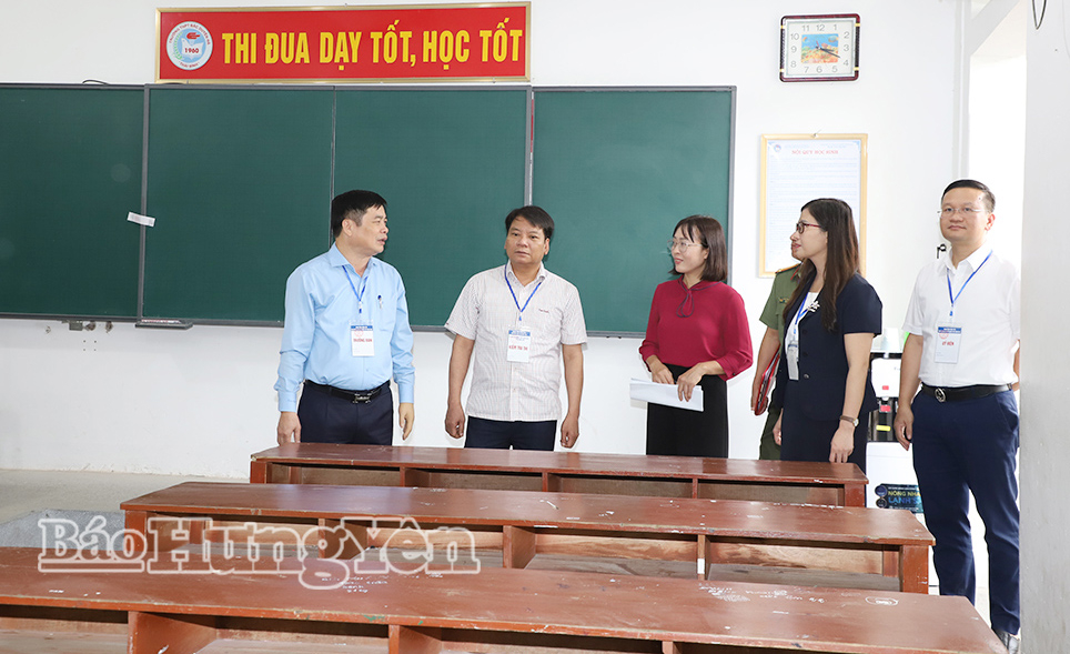 Đồng chí Phạm Văn Nghiêm, Phó Chủ tịch UBND tỉnh kiểm tra phòng thi tại Điểm thi THPT Bắc Duyên Hà.