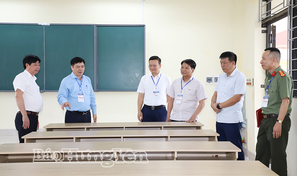 Đồng chí Phạm Văn Nghiêm, Phó Chủ tịch UBND tỉnh kiểm tra công tác chuẩn bị cơ sở vật chất tại Điểm thi THPT Bắc Đông Quan.