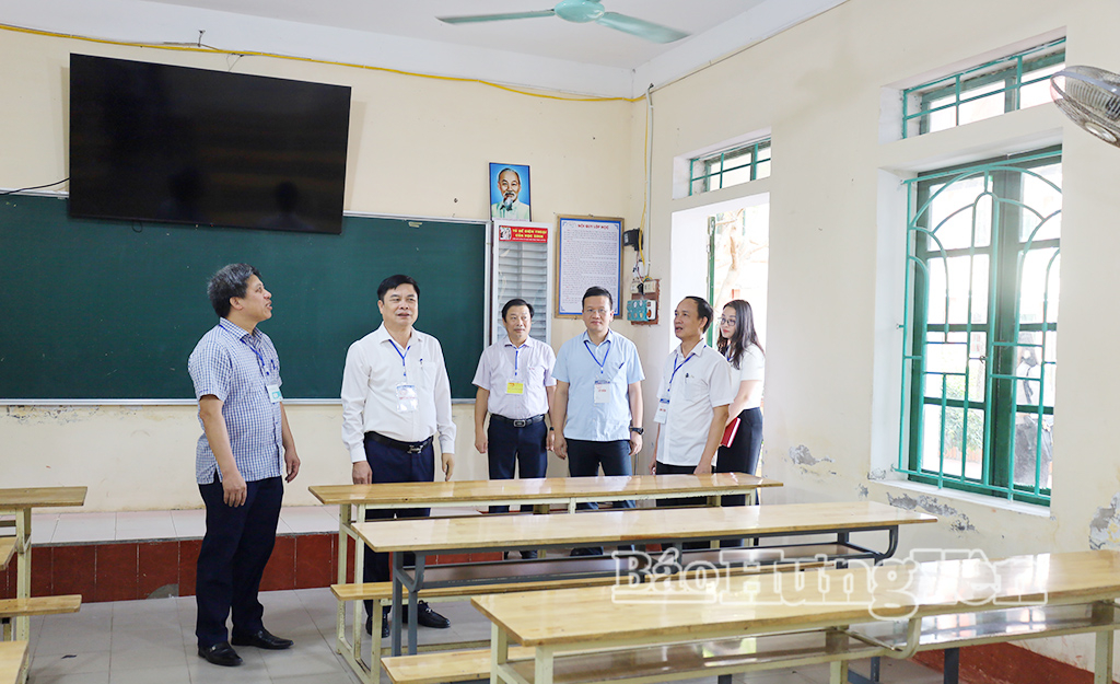 Đồng chí Phạm Văn Nghiêm, Phó Chủ tịch UBND tỉnh, Trưởng Ban Chỉ đạo thi tốt nghiệp THPT năm 2026 tỉnh kiểm tra cơ sở vật chất tại điểm thi Trường THPT Nguyễn Trãi.