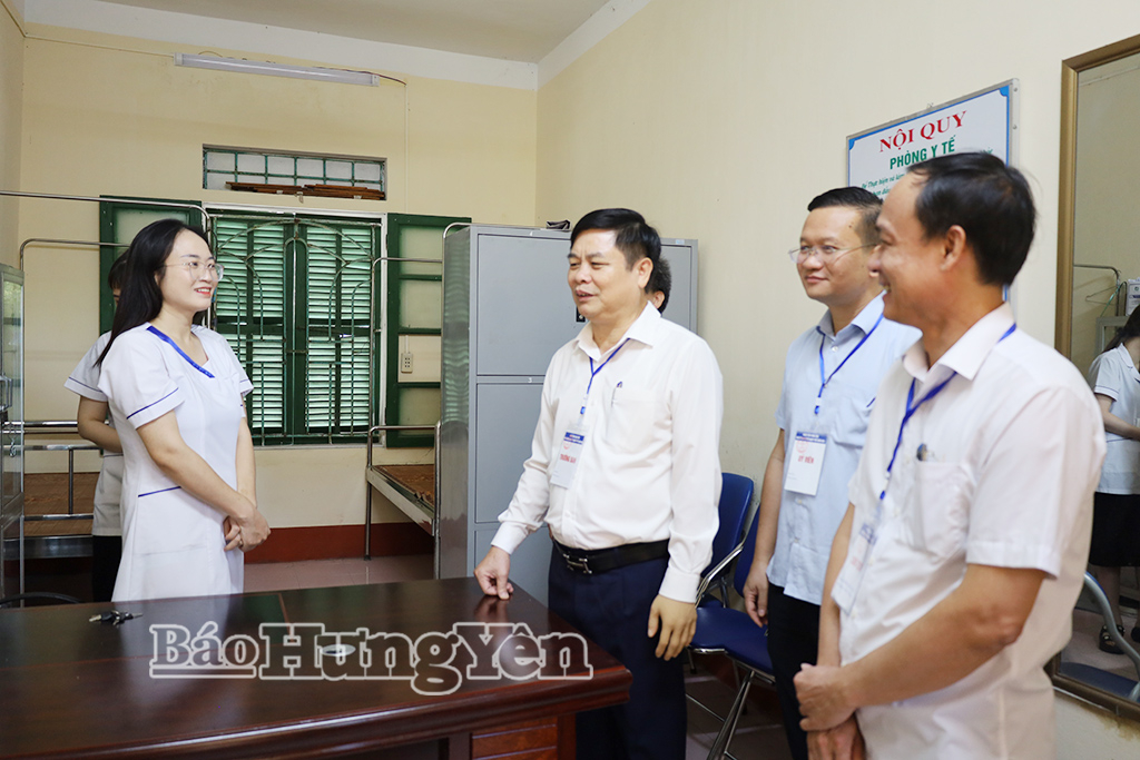 Đồng chí Phạm Văn Nghiêm, Phó Chủ tịch UBND tỉnh, Trưởng Ban Chỉ đạo thi tốt nghiệp THPT năm 2026 tỉnh kiểm tra tại phòng y tế điểm thi Trường THPT Nguyễn Trãi.