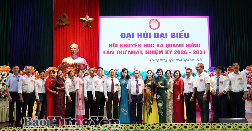 Lãnh đạo Hội Khuyến học tỉnh và lãnh đạo xã Quang Hưng chụp ảnh cùng Ban Chấp hành Hội Khuyến học xã Quang Hưng nhiệm kỳ 2026 - 2031.