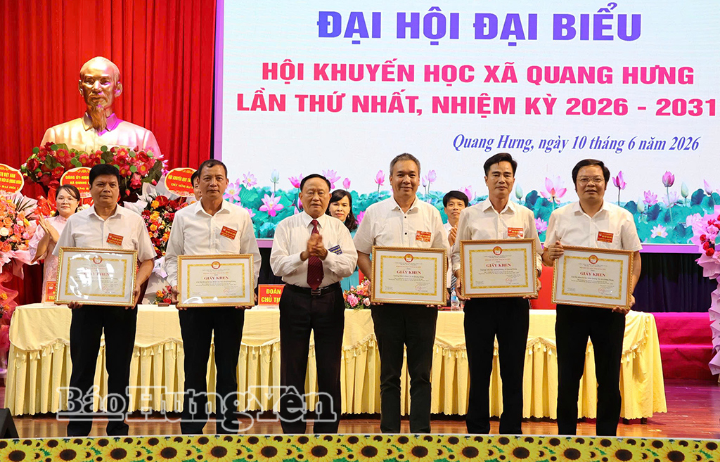 Lãnh đạo Hội Khuyến học tỉnh trao giấy khen tặng những tập thể tiêu biểu trong phong trào khuyến học, khuyến tài của xã Quang Hưng năm 2025.