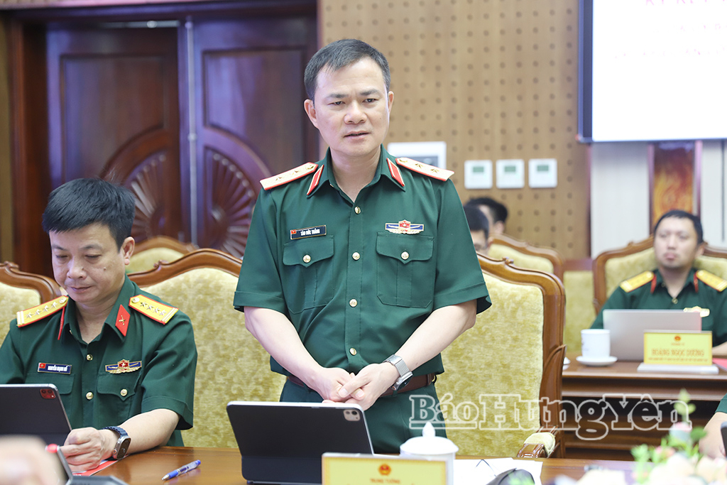 Trung tướng Tào Đức Thắng, Ủy viên Ban Chấp hành Trung ương Đảng, Chủ tịch kiêm Tổng Giám đốc Tập đoàn Công nghiệp - Viễn thông Quân đội phát biểu tại hội nghị.  
