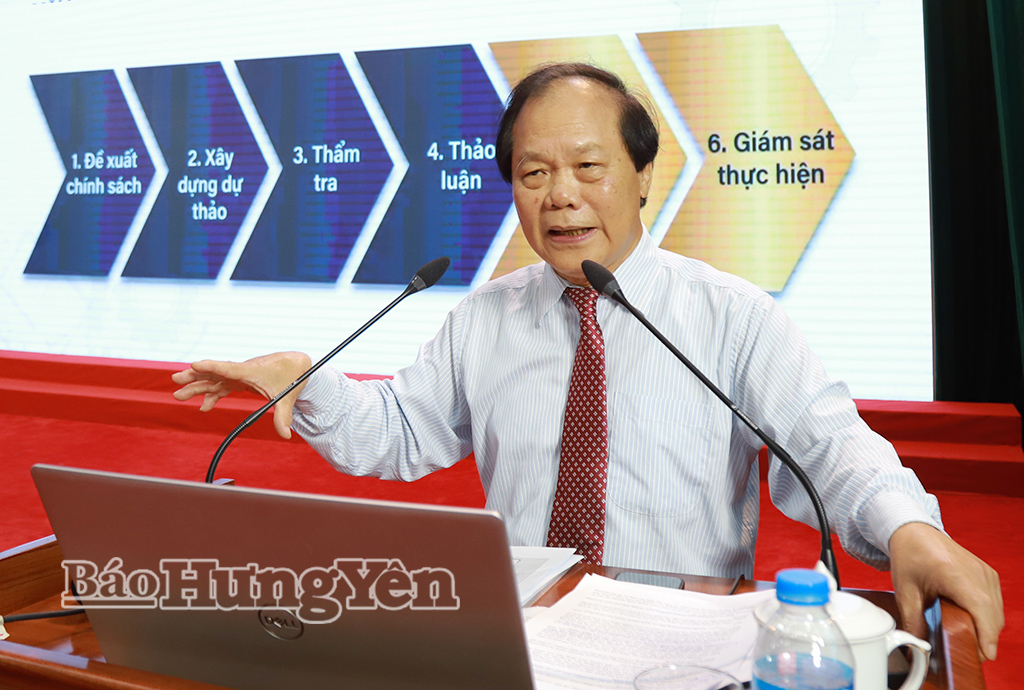 Giảng viên trình bày, trao đổi chuyên đề: Kỹ năng xem xét, ban hành Nghị quyết của HĐND.