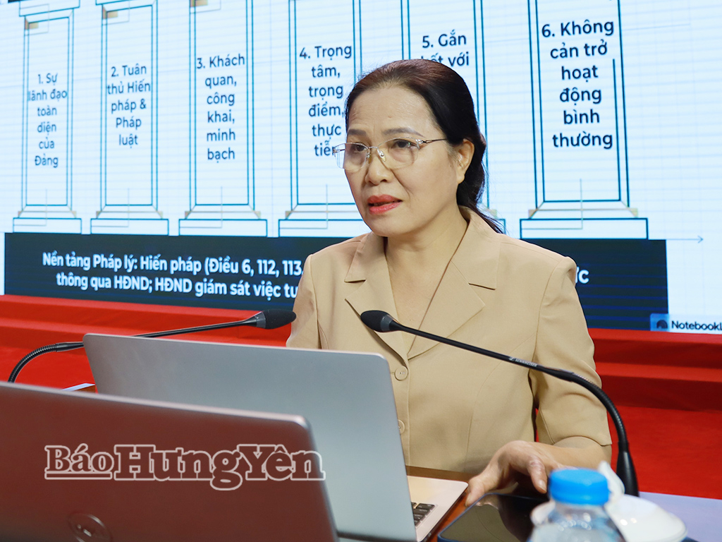Giảng viên truyền đạt, trao đổi chuyên đề: Hoạt động giám sát của HĐND và kỹ năng giám sát của đại biểu HĐND. 