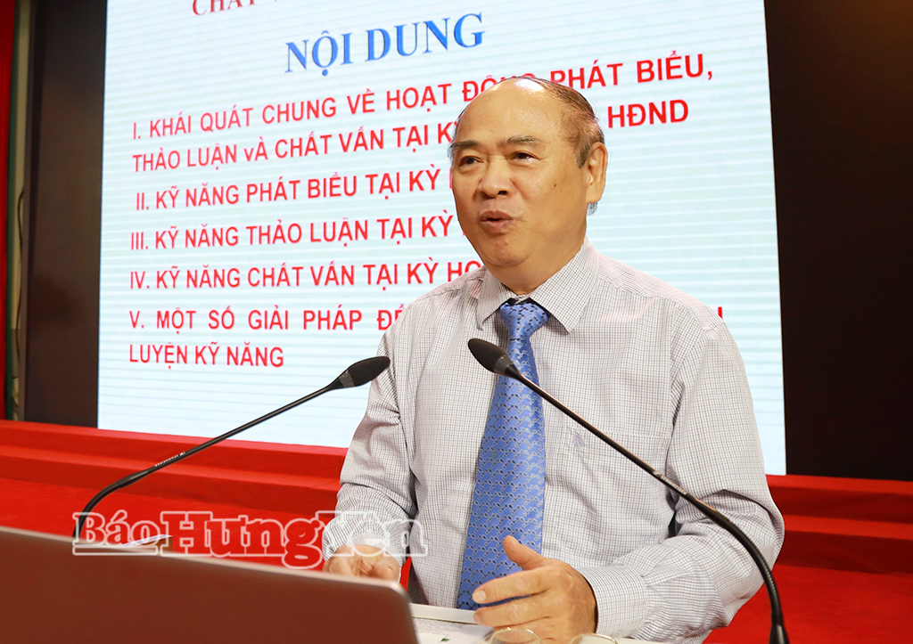 Giảng viên truyền đạt, trao đổi chuyên đề: Kỹ năng phát biểu thảo luận và chất vấn tại kỳ họp HĐND.