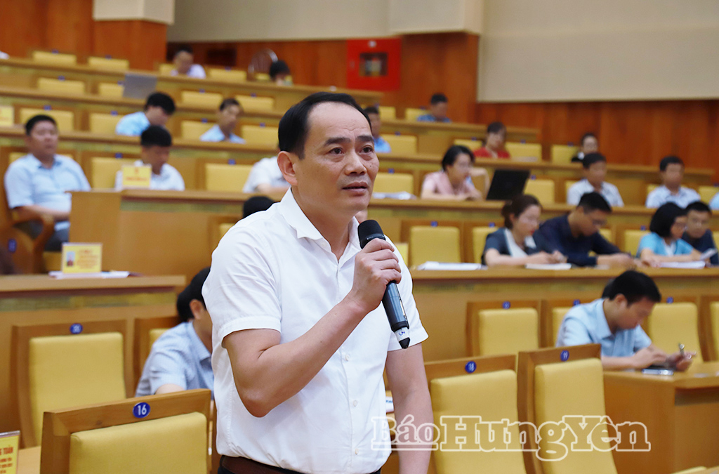 Đại biểu HĐND tham gia thảo luận, trao đổi tại hội nghị.       