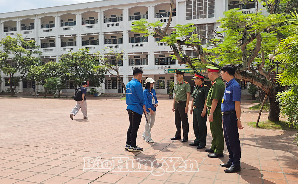 Công an phường Trần Lãm phối hợp với các lực lượng bảo đảm an ninh, an toàn tại điểm thi Trường THPT Nguyễn Đức Cảnh, phường Trần Lãm.
