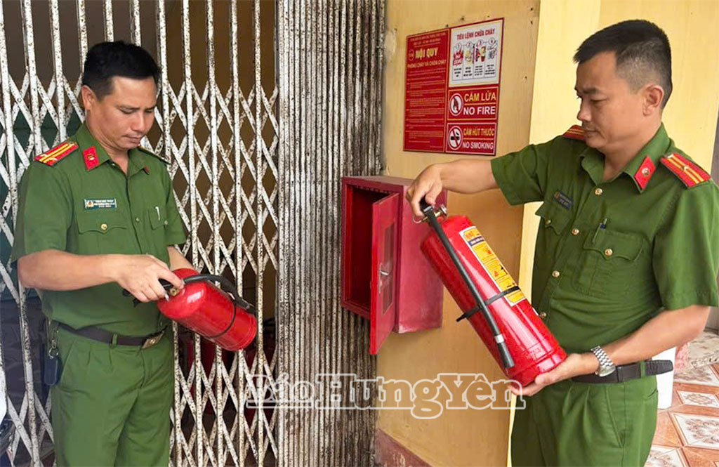 Công an xã Hưng Phú kiểm tra an toàn phòng cháy, chữa cháy tại điểm thi Trường THPT Nam Tiền Hải.