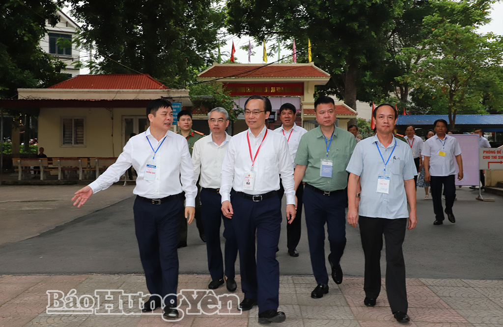 Đồng chí Bộ trưởng Bộ J882ea hoàn trả cao và Đào tạo Hoàng Minh Sơn cùng đoàn công tác đến thăm, thị sát tại điểm thi Trường THPT Kim Động.