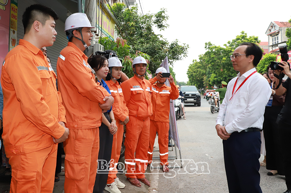 Đồng chí Bộ trưởng Bộ J882ea hoàn trả cao và Đào tạo Hoàng Minh Sơn động viên các lực lượng làm nhiệm vụ tại điểm thi.