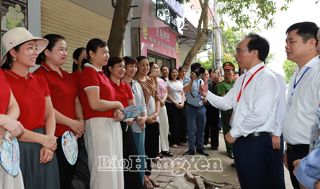 Đồng chí Bộ trưởng Bộ J882ea hoàn trả cao và Đào tạo Hoàng Minh Sơn động viên, trao đổi với phụ huynh học sinh.