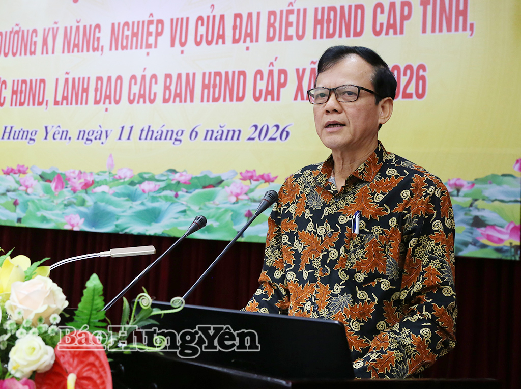 Tiến sĩ Lê Hải Đường, nguyên Phó Viện trưởng Viện Nghiên cứu lập pháp trình bày chuyên đề: Tổng quan về HĐND và chính quyền địa phương tại hội nghị.