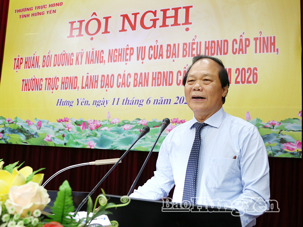 GS.TS. Phan Trung Lý, nguyên Chủ nhiệm Ủy ban Pháp luật của Quốc hội trình bày chuyên đề kỹ năng xem xét, ban hành nghị quyết của HĐND tại hội nghị.