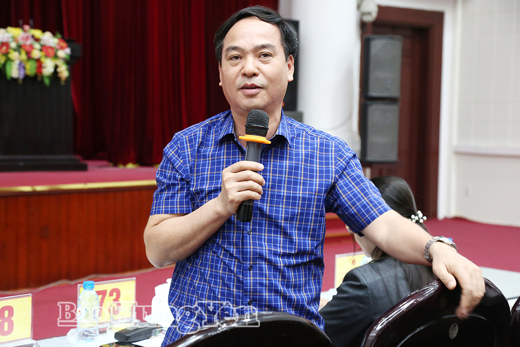 Đồng chí Vũ Ngọc Trì, Phó Chủ tịch HĐND tỉnh phát biểu điều hành phần thảo luận tại hội nghị.
