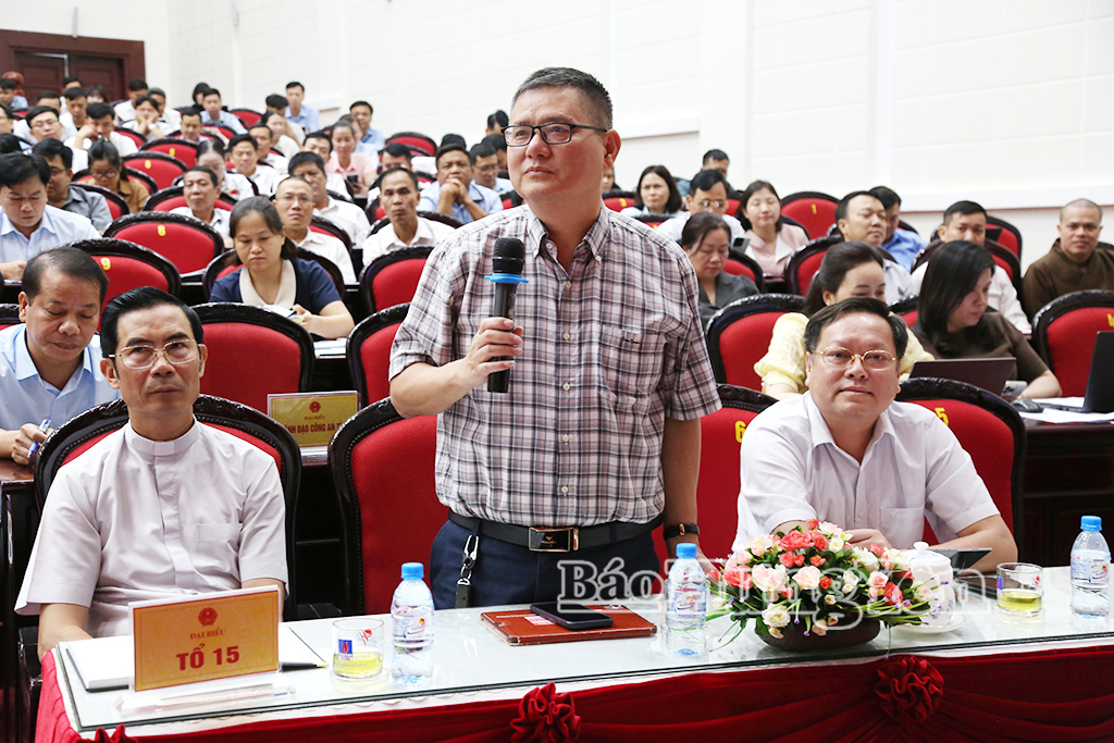 Lãnh đạo Ban Kinh tế ngân sách, HĐND tỉnh phát biểu thảo luận tại hội nghị.