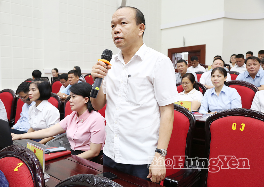 Đại biểu HĐND xã Thư Vũ phát biểu thảo luận tại hội nghị.