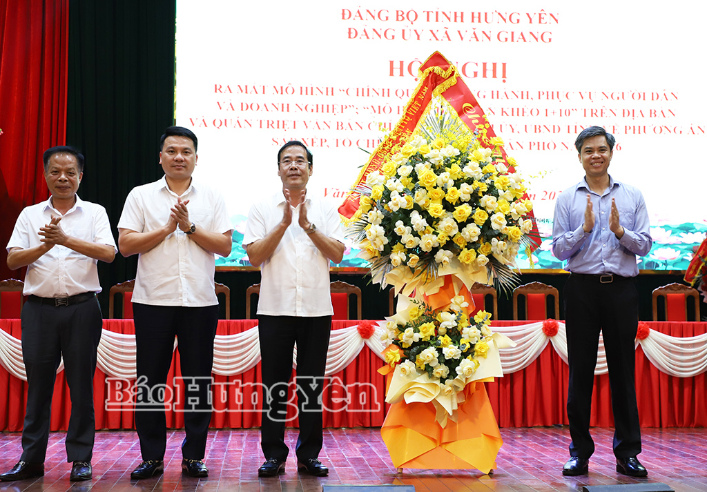 Đồng chí Nguyễn Văn Chiến, Ủy viên Ban Thường vụ Tỉnh ủy, Trưởng ban Tuyên giáo và Dân vận Tỉnh ủy tặng hoa chúc mừng hội nghị.