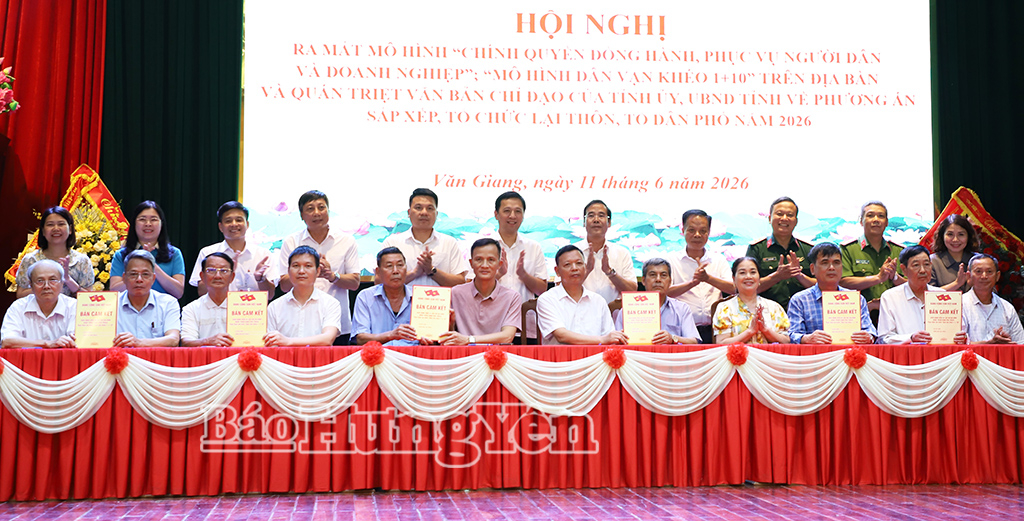 Đại diện các chi bộ và người dân xã Văn Giang ký cam kết thực hiện mô hình