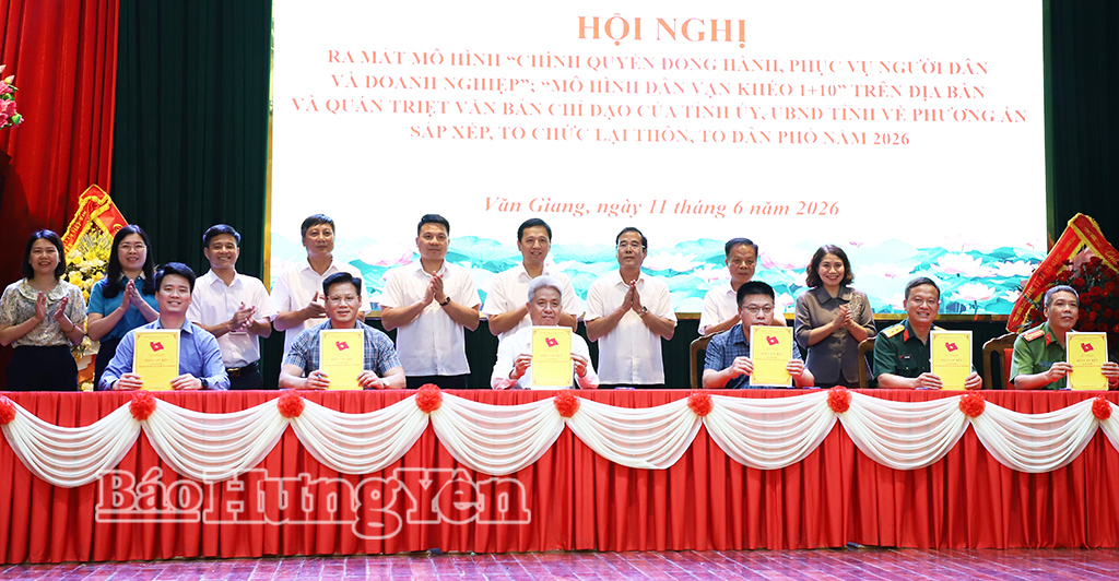 Đại diện các đơn vị của xã Văn Giang ký cam kết thực hiện mô hình