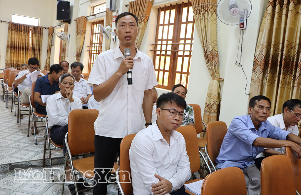 Đại biểu đại diện thôn đóng góp ý kiến vào đề án sắp xếp, tổ chức lại thôn.