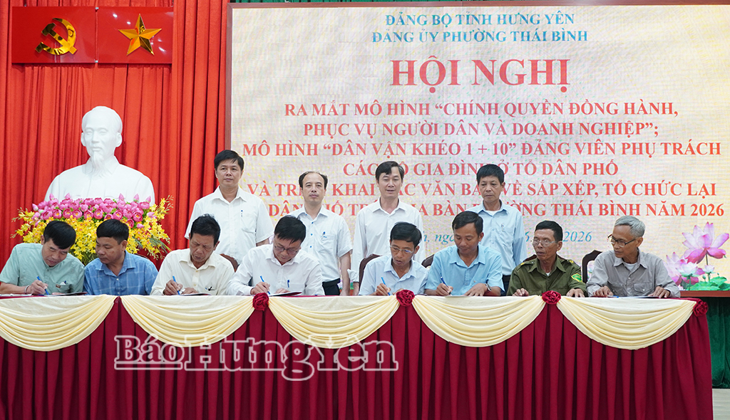 Đại diện đảng viên và Nhân dân ký cam kết thực hiện mô hình 