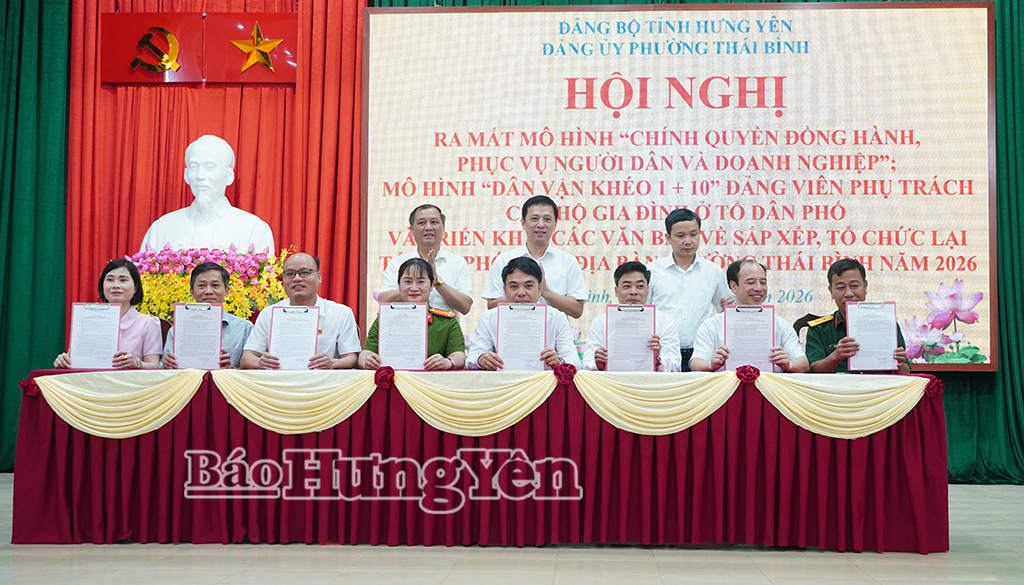 Đại diện các đơn vị của phường Thái Bình ký cam kết thực hiện mô hình “Chính quyền đồng hành, phục vụ người dân và doanh nghiệp”.