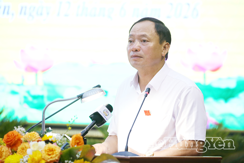 Đồng chí Trần Quốc Văn, Phó Bí thư Tỉnh ủy, Chủ tịch HĐND tỉnh phát biểu khai mạc kỳ họp.