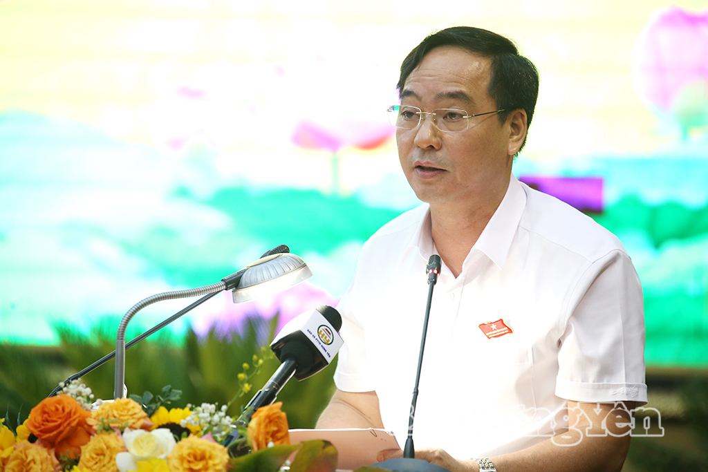 Đồng chí Vũ Ngọc Trì, Phó Chủ tịch HĐND tỉnh phát biểu điều hành nội dung trình bày các tờ trình và dự thảo nghị quyết tại kỳ họp.
