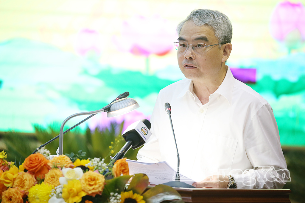 Đồng chí Phạm Đồng Thụy, Ủy viên Ban Thường vụ Tỉnh ủy, Giám đốc Sở Giáo dục và Đào tạo trình bày tờ trình và dự thảo nghị quyết tại kỳ họp.