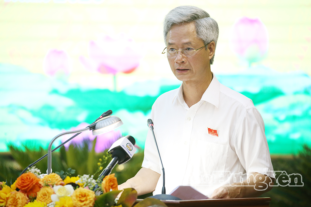 Đồng chí Đào Hồng Vận, Ủy viên Ban Thường vụ Tỉnh ủy, Giám đốc Sở Nội vụ trình bày các tờ trình và dự thảo nghị quyết tại kỳ họp.