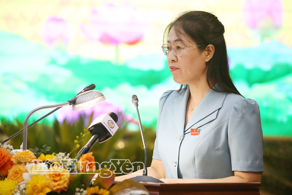 Lãnh đạo Ban Pháp chế HĐND tỉnh trình bày báo cáo thẩm tra tại kỳ họp.