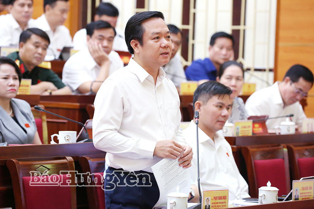 Đồng chí Phạm Quang Ngọc, Ủy viên Ban Chấp hành Trung ương Đảng, Bí thư Tỉnh ủy, đại biểu HĐND tỉnh phát biểu thảo luận tại kỳ họp.