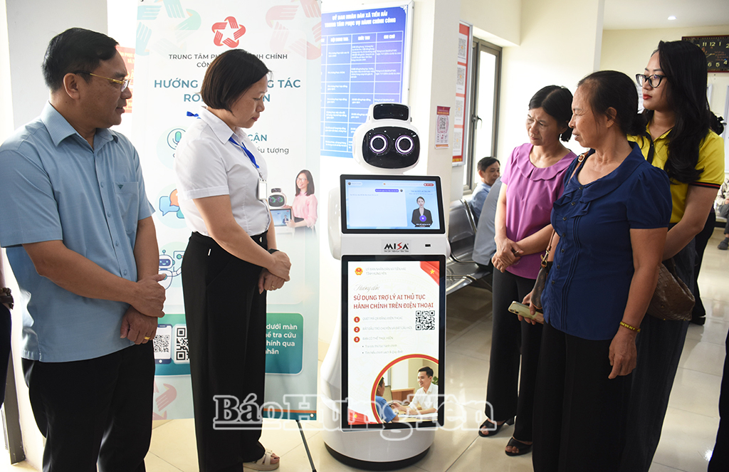 Hướng dẫn người dân sử dụng những tính năng tra cứu thủ tục hành chính công trên mô hình Robot lễ tân thông minh MISA AI Agentwork tại Trung tâm Phục vụ hành chính công xã Tiền Hải.
