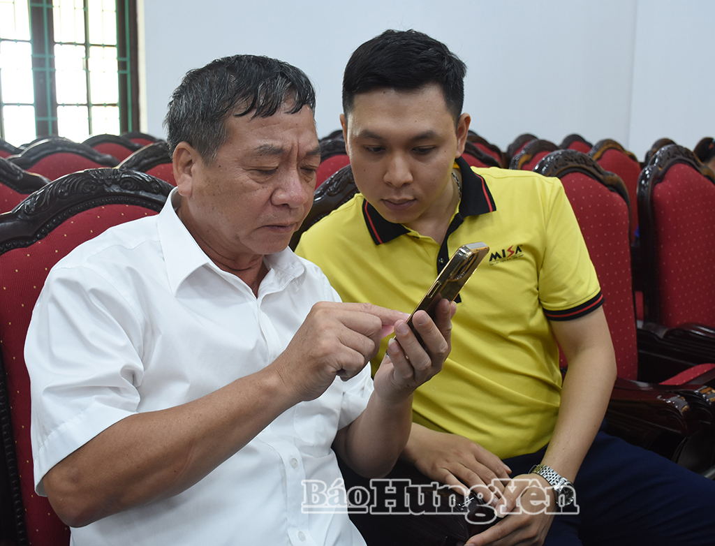 Công ty Cổ phần MISA hướng dẫn người dân xã Tiền Hải tra cứu thủ tục hành chính trên Cổng thông tin điện tử của xã.