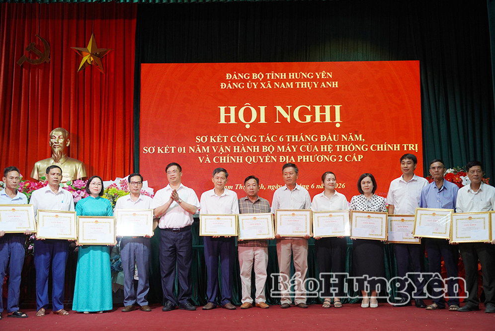 Lãnh đạo xã Nam Thụy Anh trao giấy khen tặng các cá nhân có thành tích xuất sắc trong 1 năm triển khai, thực hiện chính quyền địa phương 2 cấp.