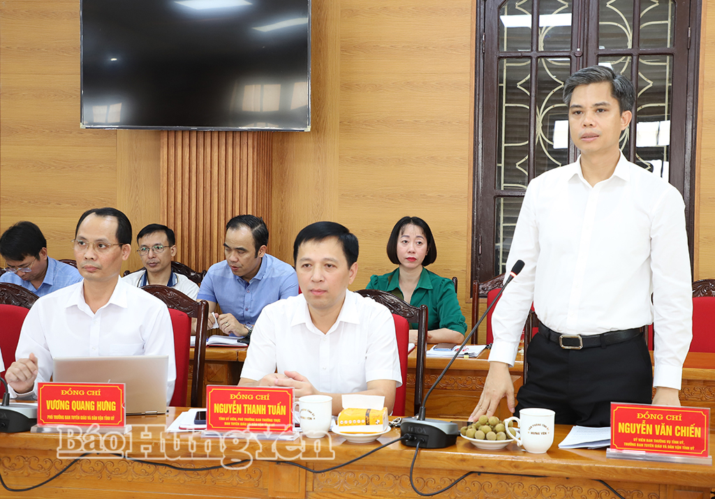 Đồng chí Nguyễn Văn Chiến, Ủy viên Ban Thường vụ Tỉnh ủy, Trưởng ban Tuyên giáo và Dân vận Tỉnh ủy phát biểu tại hội nghị.