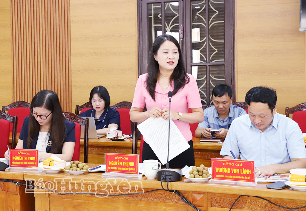 Lãnh đạo Ban Tuyên giáo và Dân vận Tỉnh ủy phát biểu tại hội nghị.