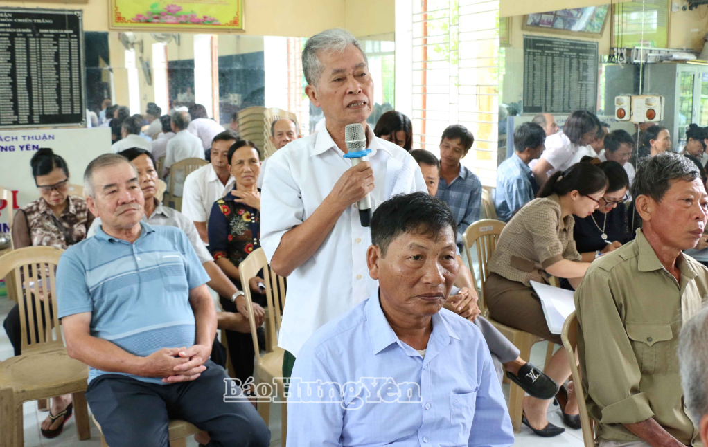 Đảng viên cao tuổi Đảng đóng góp ý kiến vào phương án dự kiến sắp xếp, tổ chức lại các thôn ở xã Tân Thuận.