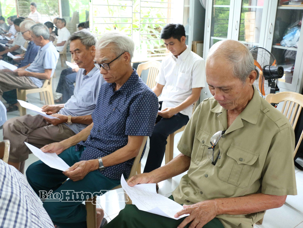 Lãnh đạo các thôn nghiên cứu phương án dự kiến sắp xếp, tổ chức lạicác thôn ở xã Tân Thuận.