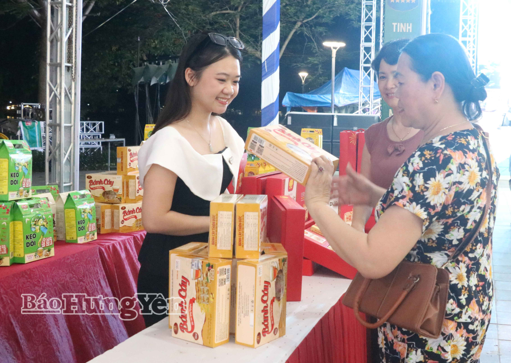 Người dân tham quan gian hàng trưng bày sản phẩm OCOP trong chương trình “Tuần lễ quảng bá giới thiệu sản phẩm OCOP, văn hóa đọc và ẩm thực” tại phố đi bộ Nam Hòa.