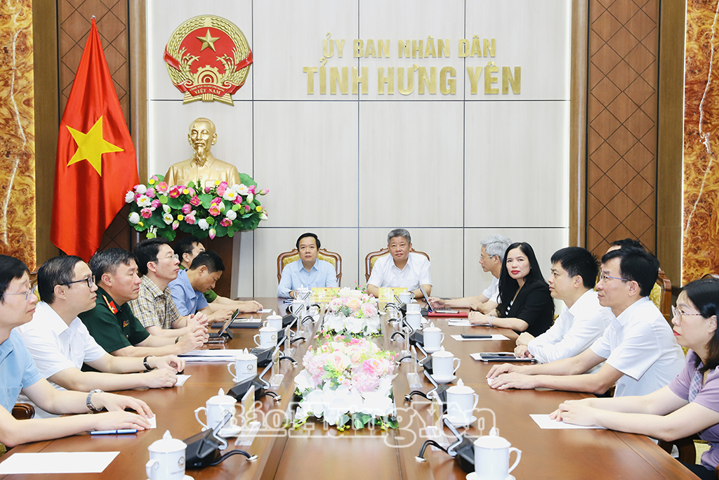 Các đồng chí: Phạm Quang Ngọc, Ủy viên Ban Chấp hành Trung ương Đảng, Bí thư Tỉnh ủy; Nguyễn Mạnh Quyền, Phó Bí thư Tỉnh ủy, Chủ tịch UBND tỉnh và các đại biểu dự hội nghị tại điểm cầu tỉnh Hưng Yên.