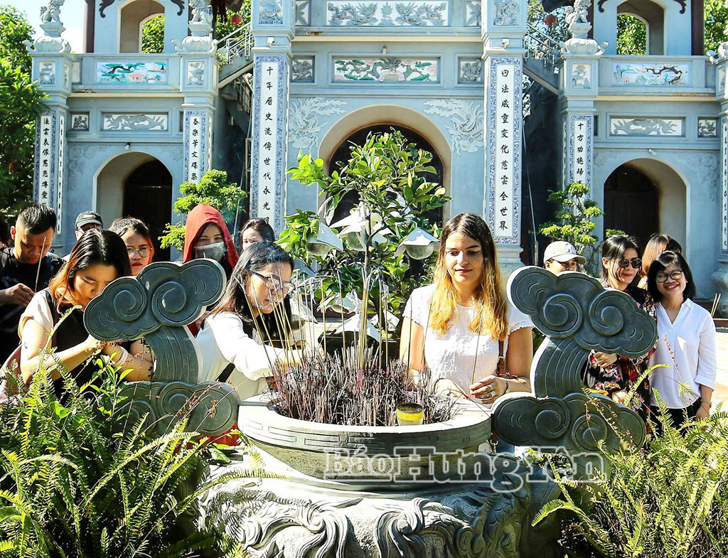Du khách thập phương dâng hương tại chùa Thái Lạc.