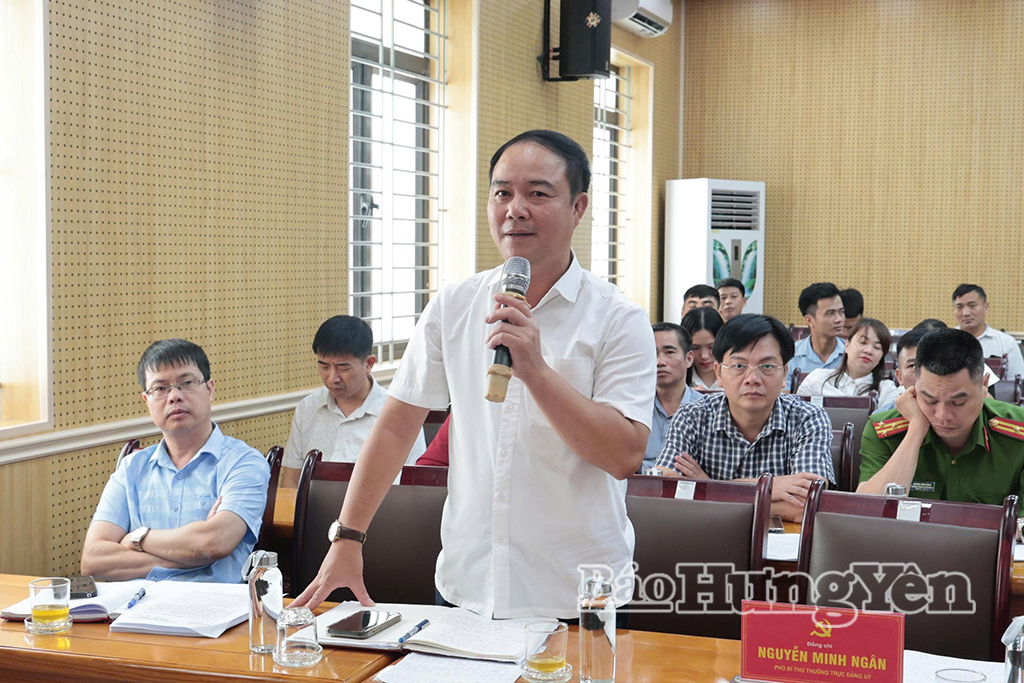 Thường trực HĐND phường phát biểu trao đổi tại hội nghị.