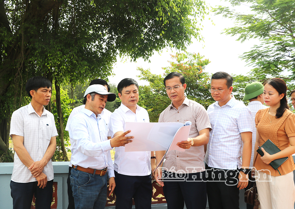 Đồng chí Phó Chủ tịch UBND tỉnh Phạm Văn Nghiêm và lãnh đạo các sở, ngành, địa phương, đơn vị trao đổi về phương án thiết kế trưng bày thân thế, cuộc đời, sự nghiệp của nhà bác học, Danh nhân văn hóa Lê Quý Đôn.