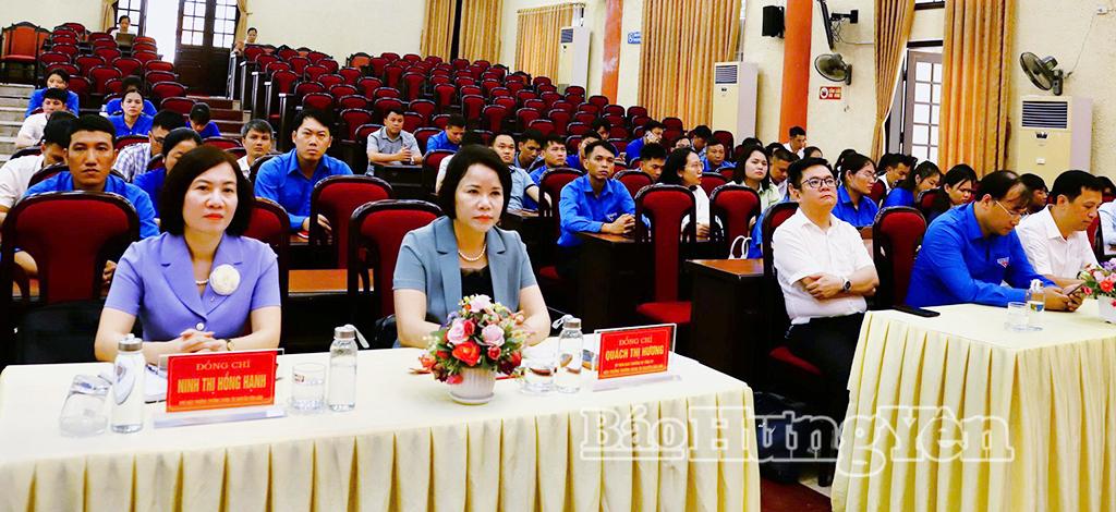 Đồng chí Quách Thị Hương, Ủy viên Ban Thường vụ Tỉnh ủy, Hiệu trưởng Trường Chính trị Nguyễn Văn Linh và các đại biểu dự lễ khai giảng.