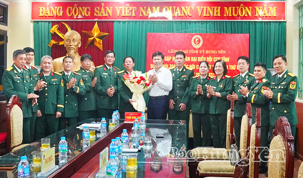 Đồng chí Trần Quốc Toản, Phó Bí thư Thường trực Tỉnh ủy, Chủ tịch Ủy ban MTTQ Việt Nam tỉnh tặng hoa chúc mừng Đoàn đại biểu Hội CCB tỉnh đi dự Đại hội đại biểu toàn quốc Hội CCB Việt Nam lần thứ VIII, nhiệm kỳ 2026 - 2031.  